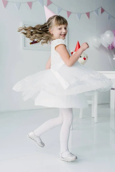 Feliz Pequena Aniversariante Vestido Branco Dançando — Fotografia de Stock Grátis