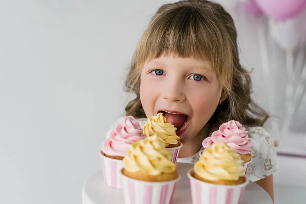 Lindo Niño Mirando Cámara Comiendo Cupcakes — Foto de Stock