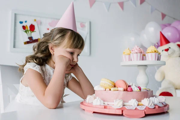 Niño Solo Molesto Cono Sentado Mesa Con Pastel Cumpleaños — Foto de Stock