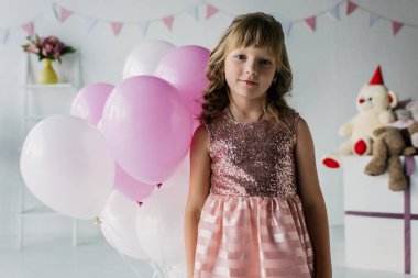 kameraya bakarak ve balon ile ayakta çok güzel küçük çocuk 