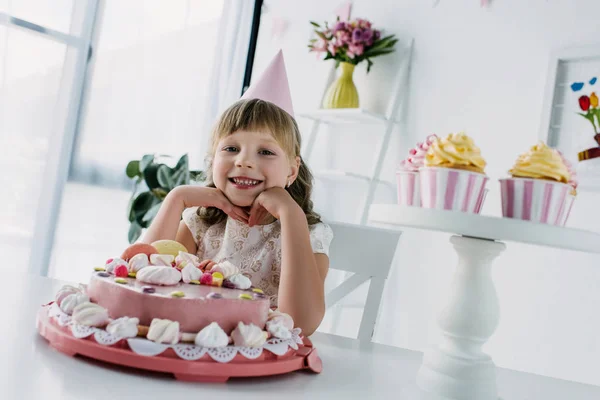 Criança Feliz Cone Sentado Mesa Com Bolo Aniversário Cupcakes — Fotografia de Stock