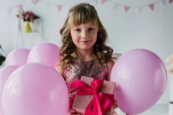 Retrato Criança Feliz Segurando Caixa Presente Perto Balões — Fotografia de Stock
