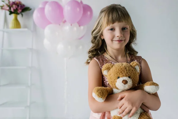 Happy Child Looking Camera Embracing Teddy Bear — Stock Photo, Image