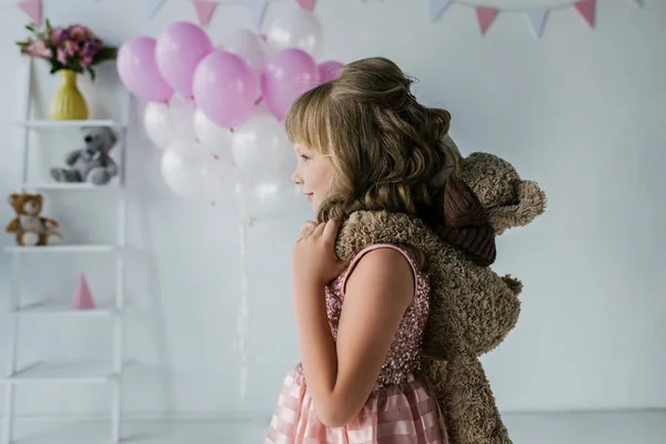 Side View Happy Little Kid Standing Teddy Bear Shoulders — Free Stock Photo