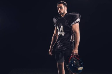 siyah üniforma giyen siyah izole atletik Amerikan futbolu oyuncusu