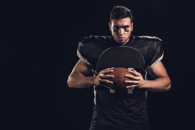 topu elinde siyah izole kamera bakarak ile genç emin Amerikan futbolu oyuncusu