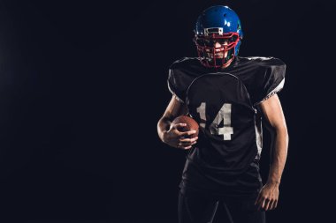 siyah izole kamera bakarak topu ile genç Amerikan futbolu oyuncusu