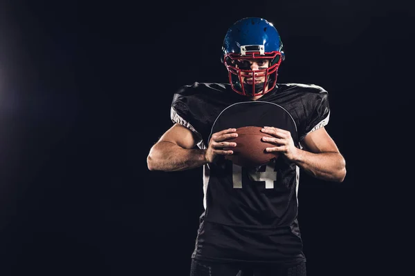 Självsäker Amerikansk Football Spelare Håller Bollen Händerna Och Tittar Kameran — Stockfoto