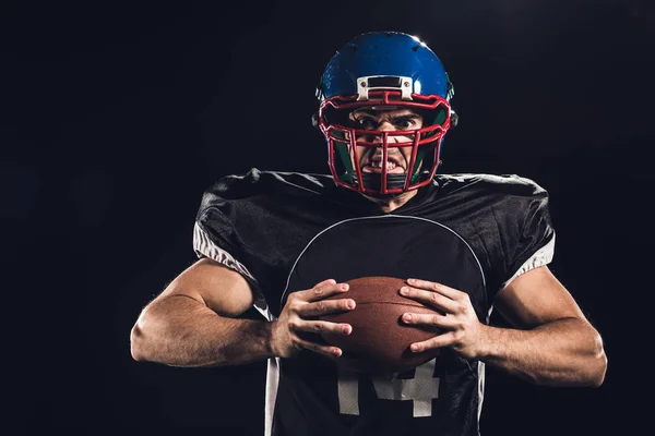 Galna Amerikansk Football Spelare Håller Bollen Händerna Och Tittar Kameran — Stockfoto