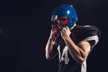 siyah izole kask koyarak Amerikan futbolu oyuncusu
