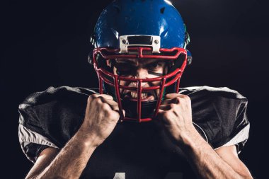 yakın çekim portre siyah izole kamera kask kızgın Amerikan futbolu oyuncusu