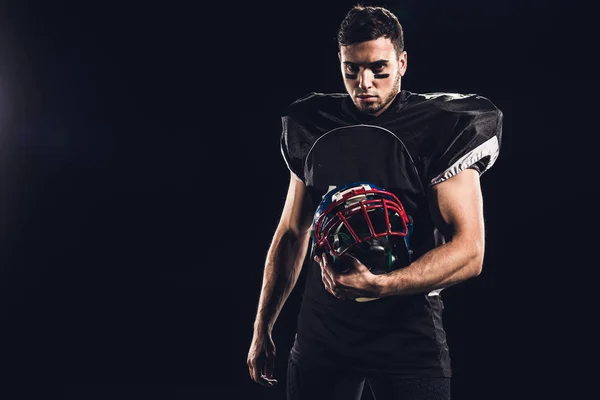 Jugador Fútbol Americano Serio Uniforme Negro Con Casco Mirando Cámara — Foto de Stock