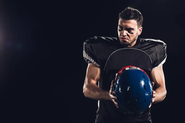 Arrabbiato Giocatore Football Americano Uniforme Nera Con Casco Guardando Lontano — Foto Stock