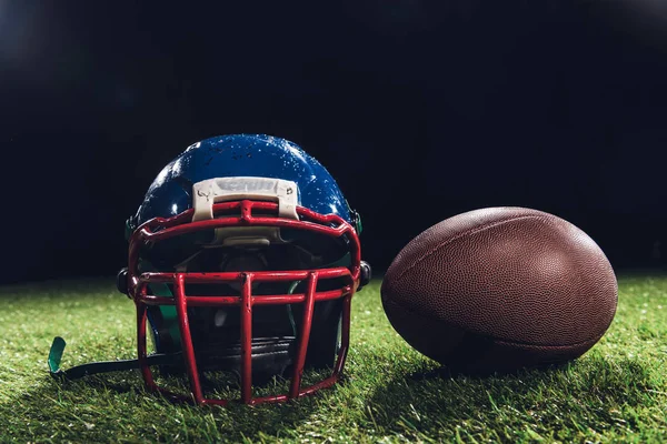 Close Shot Van Amerikaans Voetbal Helm Met Bal Groen Gras — Stockfoto