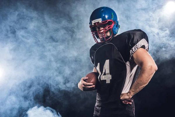 Serio Jugador Fútbol Americano Con Pelota Contra Humo Blanco — Foto de Stock