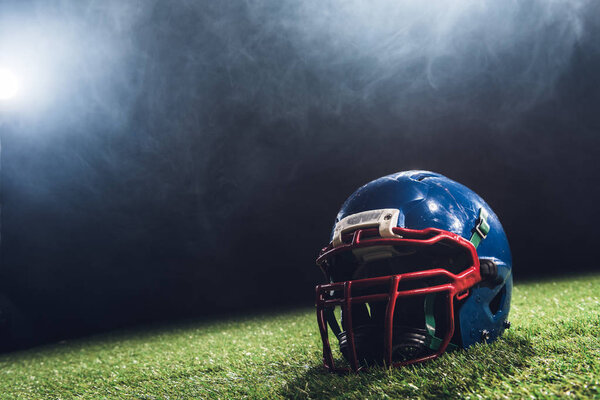 Primer Plano Tiro Casco Fútbol Americano Hierba Verde Con Humo — Foto de Stock