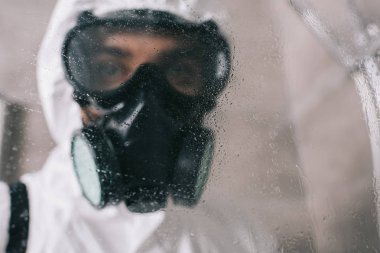 Solunum banyoda ayakta ve kameraya bakarak haşere kontrol işçi