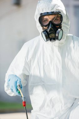 kameraya bakarak solunum haşere kontrol işçi portresi 