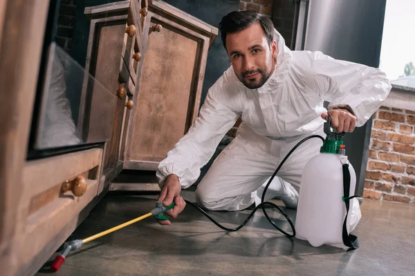 Trabalhador Controle Pragas Pulverizando Pesticidas Sob Gabinete Cozinha — Fotografia de Stock