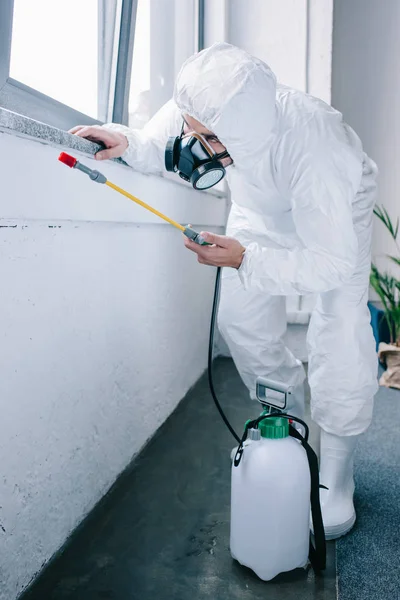 Trabalhador Controle Pragas Pesticidas Pulverização Uniforme Sob Peitoril Janela Casa — Fotografia de Stock