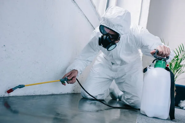 Trabalhador Controle Pragas Pulverizando Agrotóxicos Chão Casa — Fotografia de Stock