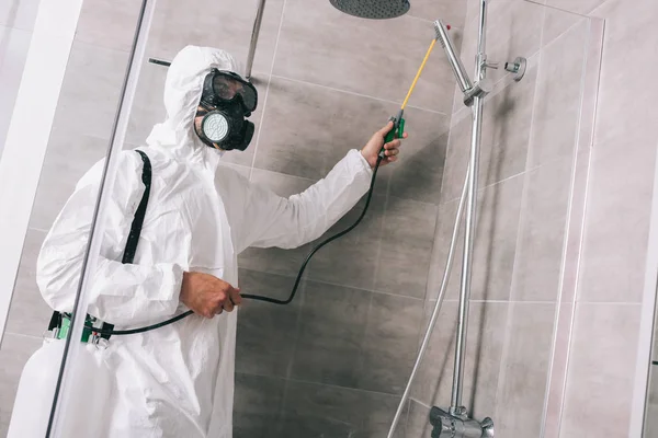 Schädlingsbekämpfer Versprühen Pestizide Mit Sprüher Badezimmer — Stockfoto