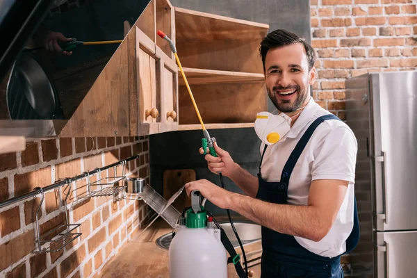 Trabalhador Sorrindo Controle Pragas Pulverizando Pesticidas Prateleiras Cozinha — Fotografia de Stock