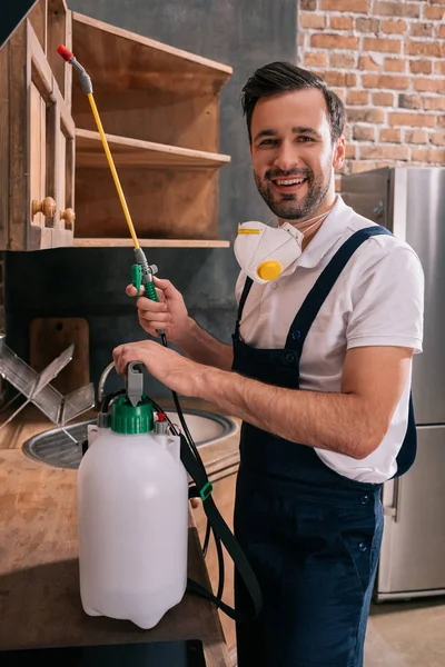 Sorrindo Pragas Trabalhador Controle Segurando Pulverizador Cozinha — Fotografia de Stock