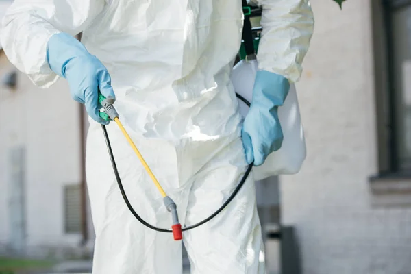 Immagine Ritagliata Del Lavoratore Del Controllo Dei Parassiti Che Tiene — Foto Stock