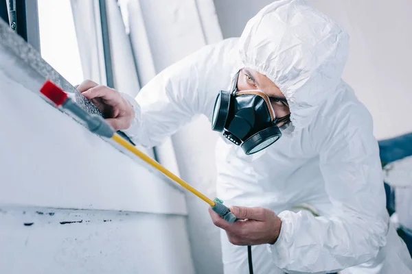 Trabajador Control Plagas Respirador Pulverización Pesticidas Bajo Alféizar Ventana Casa Imagen De Stock