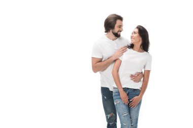Birbirimize üzerinde beyaz izole gülümseyen çift portresi