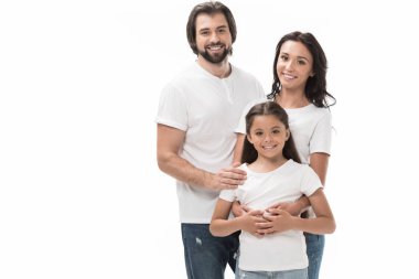 beyaz tişört ve kot üzerinde beyaz izole mutlu bir aile portresi