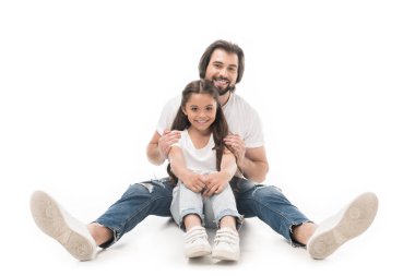 neşeli baba ve beyaz tişört ve kot üzerinde beyaz izole küçük kız