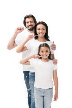 beyaz izole diş fırçası ile aile içinde beyaz gömlek gülümseyen portresi