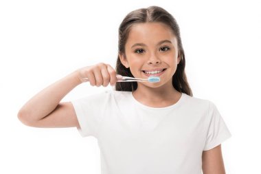 beyaz izole kamera bakarak diş fırçası ile gülümseyen çocuk portresi