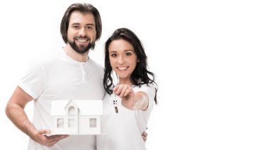 ev modeli ve üzerinde beyaz izole tuşları ile çift gülümseyen portresi