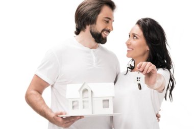 ev modeli ve üzerinde beyaz izole tuşları ile çift gülümseyen seçici odak