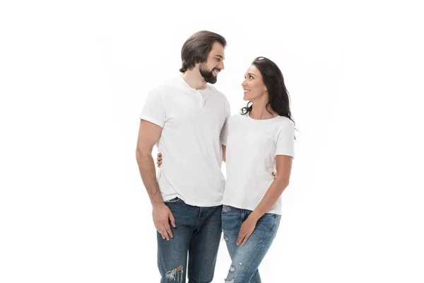 Retrato Casal Sorridente Abraçando Olhando Para Outro Isolado Branco — Fotografia de Stock