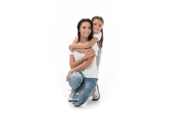 Felice Figlia Abbracciando Madre Guardando Fotocamera Isolata Bianco — Foto Stock