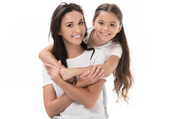 Retrato Filha Feliz Abraçando Mãe Isolada Branco — Fotografia de Stock