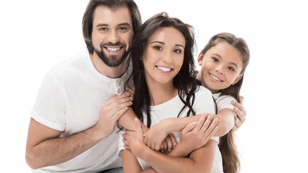 Retrato Familia Alegre Camisas Blancas Abrazando Mirando Cámara Aislada Blanco — Foto de Stock