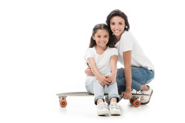 Moeder Zit Buurt Van Lachende Dochter Skateboard Geïsoleerd Wit — Gratis stockfoto