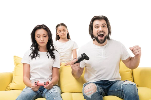 Счастливый Мужчина Расстроенная Семья Играют Видеоигры Желтом Диване Изолированном Белом — Бесплатное стоковое фото