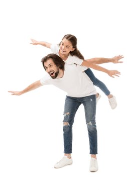 neşeli baba ve üzerinde beyaz izole küçük kız beyaz gömlek piggybacking içinde