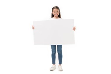 beyaz izole kamera bakarak elleri boş afiş ile gülümseyen çocuk