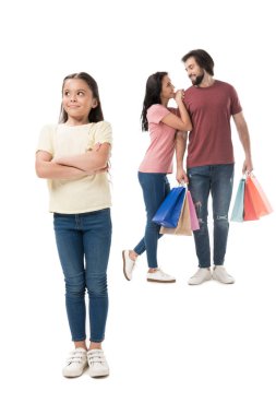 küçük çocuk uzağa arıyorsunuz ve veliler ile alışveriş torbaları üzerinde izole beyaz arkasında seçici odak