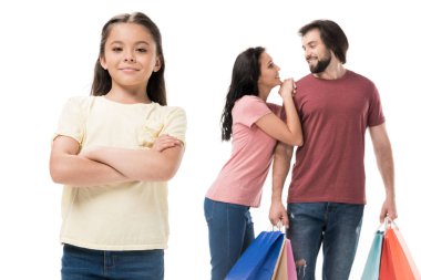 küçük çocuk ve ebeveynleri ile alışveriş torbaları üzerinde izole beyaz arkasında seçici odak