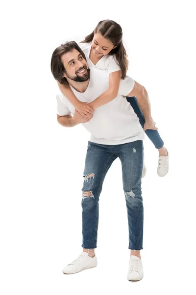 Sonriente Padre Hija Pequeña Camisas Blancas Piggybacking Aislado Blanco — Foto de Stock