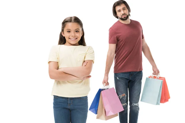 有选择的焦点微笑的孩子和疲倦的父亲与购物袋被隔绝在白色 — 图库照片
