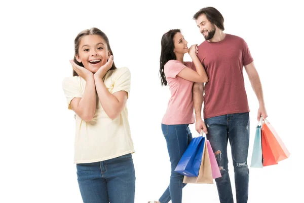 興奮して子供と親の孤立した白の背後にあるショッピング バッグの選択と集中 — ストック写真